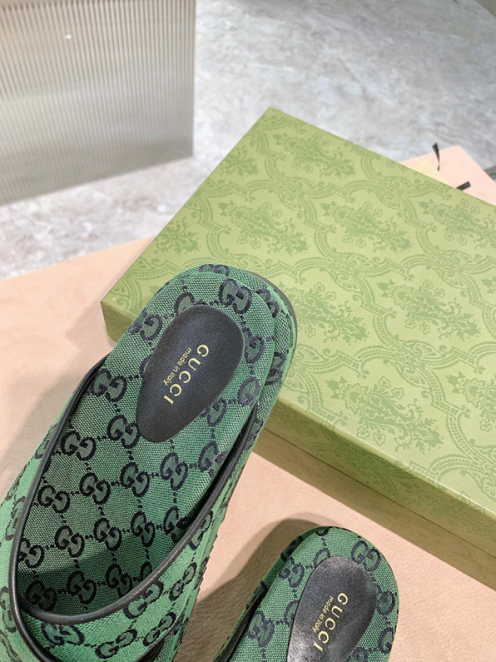 G*u*i slippers