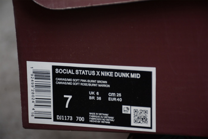 social status x dunk mid 