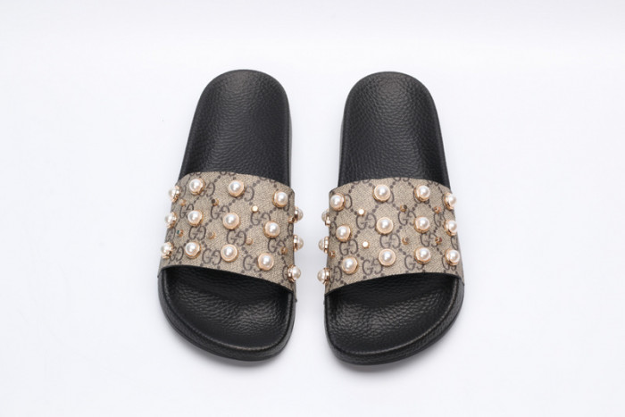 G*u*i slippers