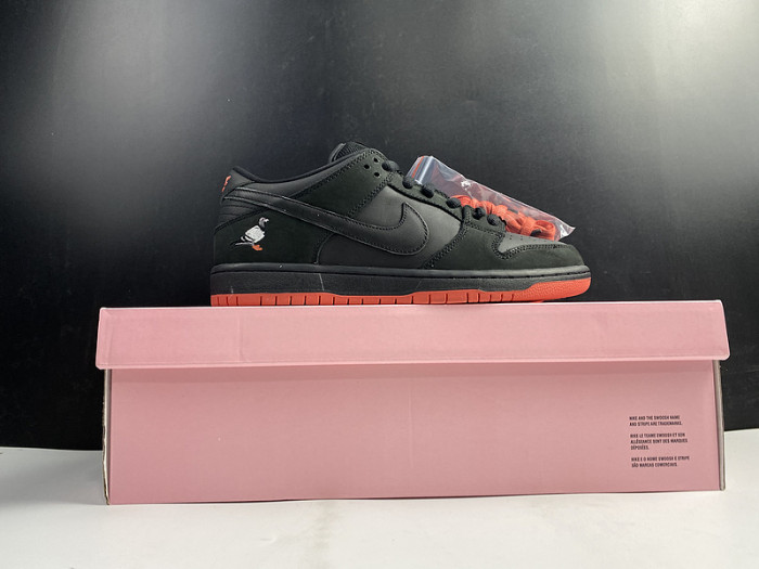 nike sb dunk low black pigeon 883232-008