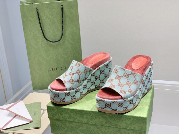 G*u*i slippers
