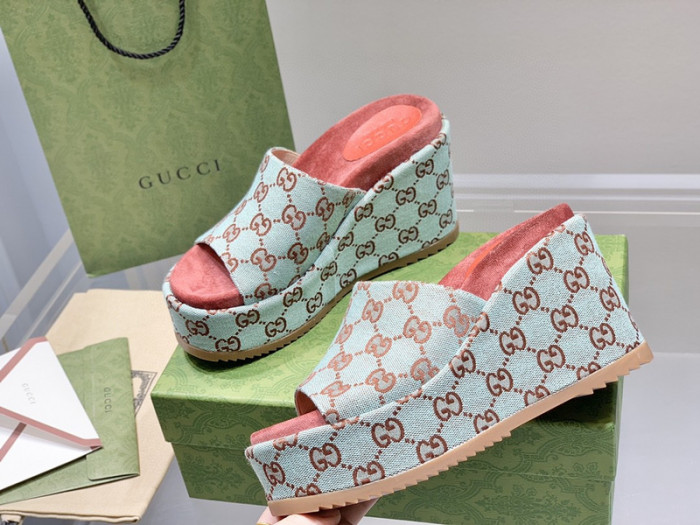 G*u*i slippers