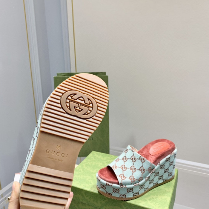 G*u*i slippers