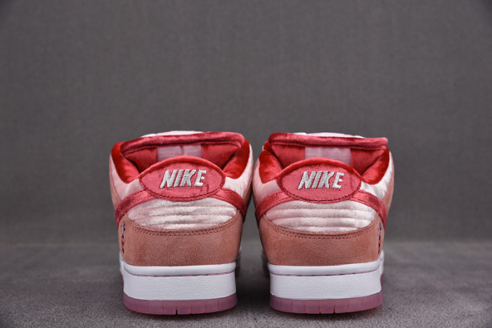 nike sb dunk low strangelove skateboards  ct2552-800