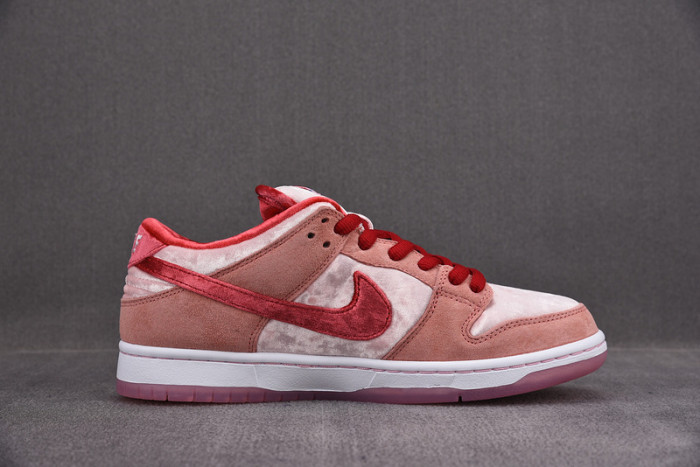 nike sb dunk low strangelove skateboards  ct2552-800