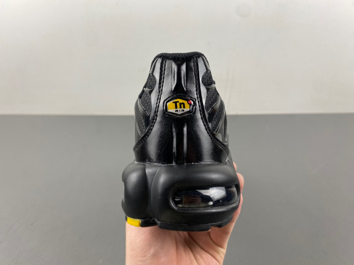 nike air max plus triple black men