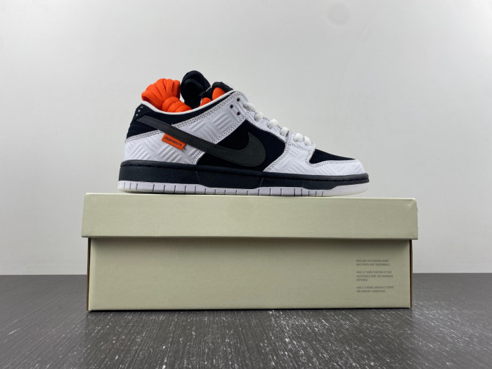 tightbooth x nike sb dunk low fd2629-100